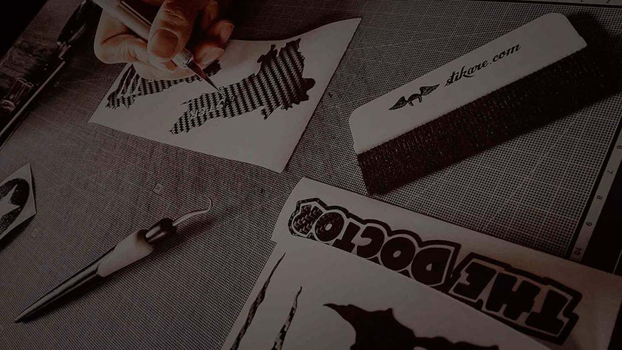 la qualité stikare.com échenillage manuel des stickers autocollants complexes retro réfléchissants, carbone 3D et covering pour casques et motos
