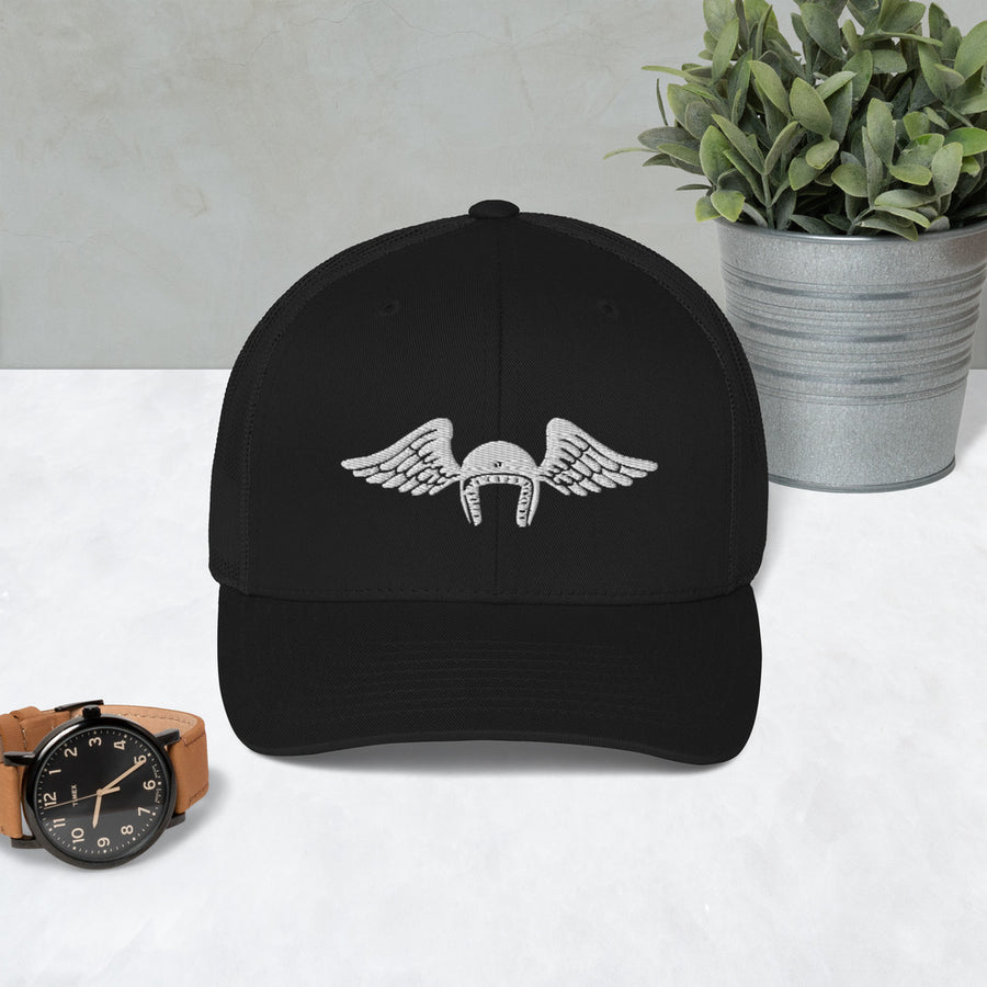 casquette moto noire stikare.com logo avant brodé blanc (vue face posé bureau)