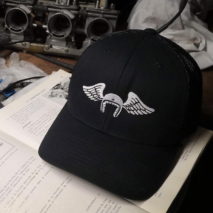 casquette moto noire stikare.com logo avant brodé blanc (vue isométrique atelier)